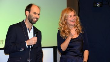 Madács Szabolcs 30 éve nyitotta meg Bella Szépségstúdióját Szarvason. A 30. szülinapi rendezvény háziasszonya Novodomszky Éva volt.