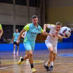 Viszkok Csaba (Pro Gym) igyekszik a Hunyadi gólvágóját, Szécsi Rajmondot (Gallicoop) távol tartani a kaputól.