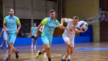 Viszkok Csaba (Pro Gym) igyekszik a Hunyadi gólvágóját, Szécsi Rajmondot (Gallicoop) távol tartani a kaputól.