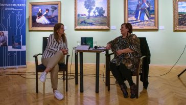 Fehér Szilvia Fodor Mariannal a Tessedik Sámuel Múzeum nagytermében október 14-én, hétfőn délután.