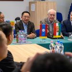 Khamphone Vongsanty, Laosz Magyarországra delegált nagykövete, Prof. Dr. Linkham Douangsavanh, Laosz mezőgazdasági és erdészeti minisztere, dr. Váradi László elnöki főtanácsadó és Hodálik Pál, Szarvas város polgármestere a 2024. október 20-i találkozón.