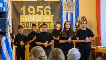 Megható műsorral emlékeztek az iskola diákjai 56-ra Békésszentandráson.