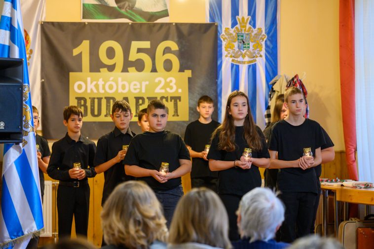 Megható műsorral emlékeztek az iskola diákjai 56-ra Békésszentandráson.