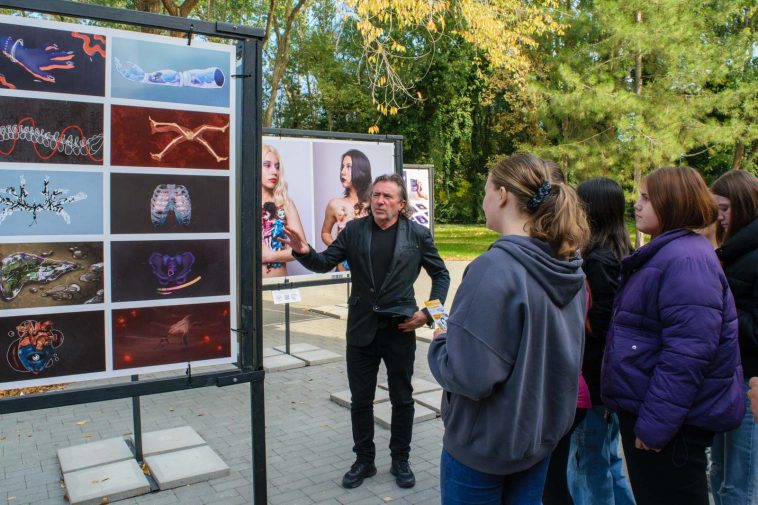 Novák Attilát, aki a BSZC Szent-Györgyi Albert Technikum és Kollégium művészeti munkaközösség-vezetőjeként hívta fel a figyelmet az iskolájukban elérhető képzésekre.