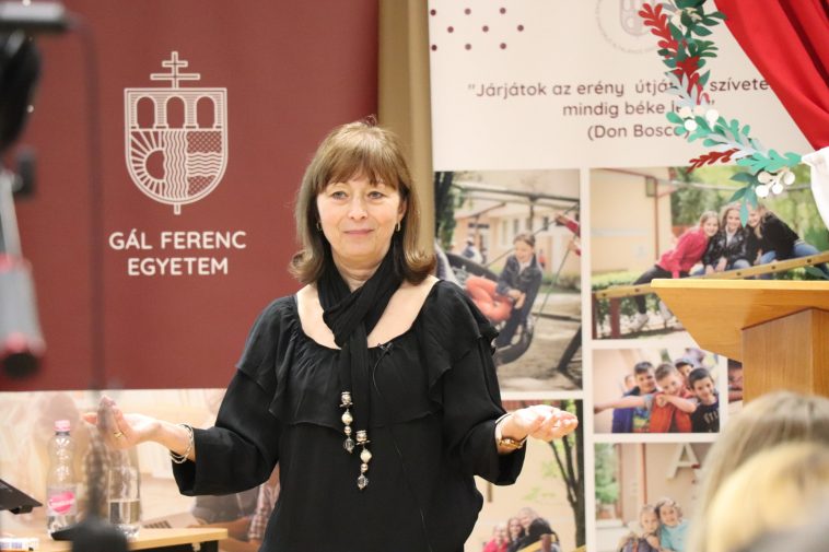 Dr. Lestyán Erzsébet egyetemi docens tartott előadást a Gál Ferenc Egyetem Szarvasi Gyakorlóintézményének Szülők Akadémiája programján 2024. november 12-én.