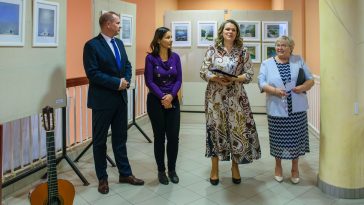 Hodálik Pál polgármester, Baráth Nóra, Szuhaj György tanítványa, valamint Körösparti Ágnes és Brachna Irén, a Chován jelenlegi és korábbi igazgatója a 60 éves évforduló nyitórendezvényén 2024. október 25-én a Cervinus Teátrumban.