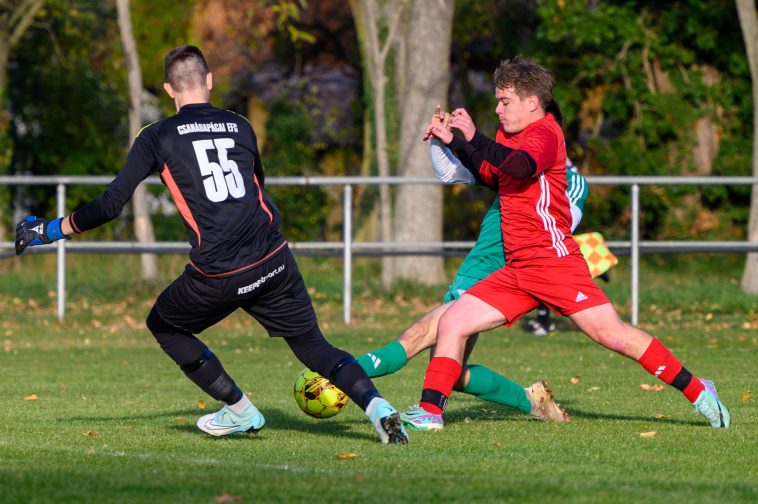 Tofan Alex (zöldben) góljával 2-1-re vezetett Csabacsűd.