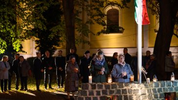 Csendes megemlékezésre és gyertyagyújtásra jöttek össze szarvasiak 2024. november 4-én.