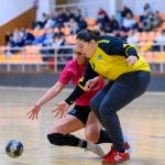 Milyó Alexandra (pink-fekete, Szarvasi NKK) és Fodor Edit kapus (sárgában K. Szeged) küzdelme a labdáért.