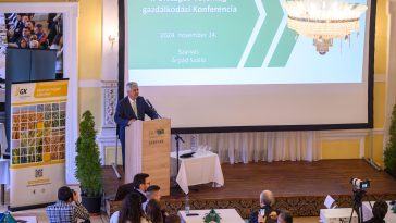 Farkas Sándor, az Agrárminisztérium miniszterhelyettese előadása az I. Országos Vetőmag-gazdálkodási Konferencián 2024. november 14-én a szarvasi Árpád Szálló dísztermében.