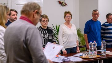 Gilanné Radványi Rózsa leteszi az alpolgármesteri esküt.