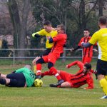 Gombár Erik igyekszik átjuttatni Zelenyánszki András kapuson a labdát.