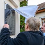 Molnár József és Csákvári Marián, Csata polgármestere leleplezi az időkapszula fölé helyezett centenáriumi emléktáblát.