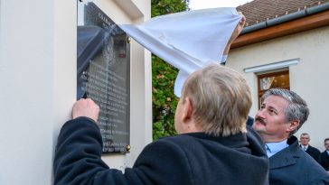 Molnár József és Csákvári Marián, Csata polgármestere leleplezi az időkapszula fölé helyezett centenáriumi emléktáblát.
