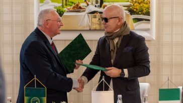 Békés Vármegyei Kereskedelmi és Iparkamara a Magyarországi Olasz Kereskedelmi Kamara elnökei, dr. Orosz Tivadar és Manuel Jacoangeli írt alá.