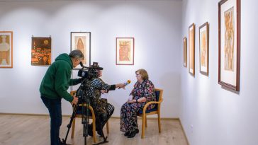 Demeterné Vacsi Mária interjút ad a Körös Televízió stábjának, Fodor Mariann riporternek és Ambrus György operatőrnek.