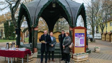 Hodálik Pál polgármester sajtótájékoztatót tart az idei adventi programokkal kapcsolatban.