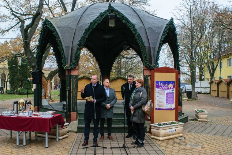 Hodálik Pál polgármester sajtótájékoztatót tart az idei adventi programokkal kapcsolatban.