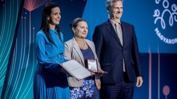 Kantiné Szín Mária (középen) átveszi a díjat Koncz Zsófiától, a Kulturális és Innovációs Minisztérium családokért felelős államtitkárától.