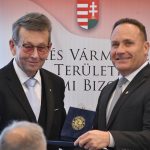 Dr. Takács Árpád főispán, a Békés Vármegyei Területi Védelmi Bizottság elnöke nyújtotta át a Békés Vármegye Védelméért kitüntető címmel járó emlékplakettet és az adományozási okiratot Babák Mihálynak, Szarvas korábbi polgármesterének.