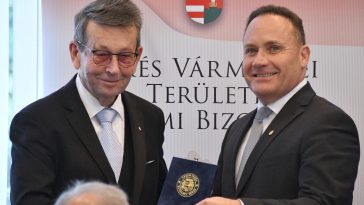 Dr. Takács Árpád főispán, a Békés Vármegyei Területi Védelmi Bizottság elnöke nyújtotta át a Békés Vármegye Védelméért kitüntető címmel járó emlékplakettet és az adományozási okiratot Babák Mihálynak, Szarvas korábbi polgármesterének.