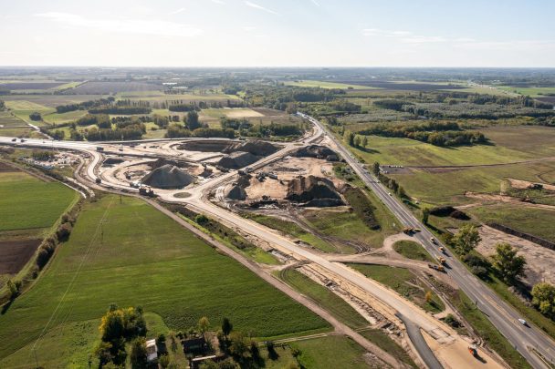 Az épülő új csomópont az M44-es, az M5-ös, az 5-ös és a leendő M8-as találkozásánál jön létre.