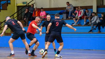 Győztes mérkőzésük után az Éremgyár (pinkben) a lelátóról követi a sarkukban levő Gólgyártókat, akik végül 2-1-re vereséget szenvedtek a Centrál Tetőtől.
