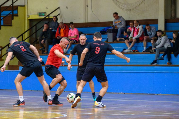 Győztes mérkőzésük után az Éremgyár (pinkben) a lelátóról követi a sarkukban levő Gólgyártókat, akik végül 2-1-re vereséget szenvedtek a Centrál Tetőtől.