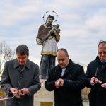 Nepomuki Szent József szobra figyeli, ahogy Kozák János, Sinka Imre és Rusz Mihály átvágja a szalagot.