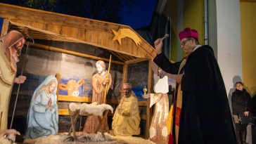 Msgr.Szurovecz Vince pápai káplán, főesperes megáldja a betlehemet.