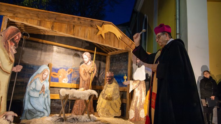 Msgr.Szurovecz Vince pápai káplán, főesperes megáldja a betlehemet.