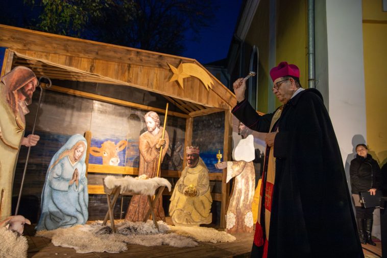 Msgr.Szurovecz Vince pápai káplán, főesperes megáldja a betlehemet.