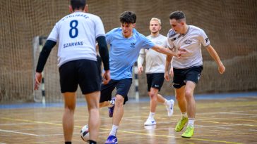 Neumann Kristóf (kék - Utánpótlás FC) és Csipai Márk (fehér - Hooligans) folyamatos harcban állt.