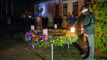 Fellobbant az első gyertya lángja Csabacsűd adventi koszorúján.