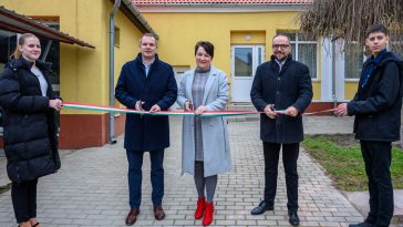 Hodálik Pál polgármester, Ozsváth Zsuzsanna, a Székely igazgatója és Pörneki Attila, a GySzC főigazgatója a 2024. december 4-i átadón.