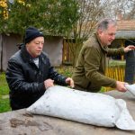 Molnár József polgármester és Dankó Béla országgyűlési képviselő elkísérte az egyik szállítmányt.