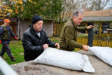 Molnár József polgármester és Dankó Béla országgyűlési képviselő elkísérte az egyik szállítmányt.