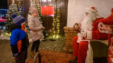 Befűtött kandalló mellett várta a Mikulás a csabacsűdi gyerekeket.
