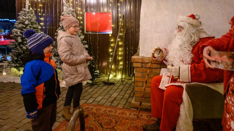 Befűtött kandalló mellett várta a Mikulás a csabacsűdi gyerekeket.