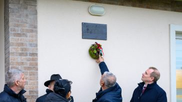 Megkoszorúzzák Velencei György emléktábláját a roma közösségi háznál 2024. december 7-én.