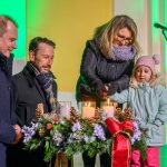 Hodálik Pál polgármester, helyettese Bartolák Csaba, valamint advent második gyertyagyújtásának szerencsései, a Pődör család.