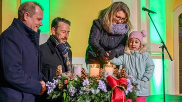 Hodálik Pál polgármester, helyettese Bartolák Csaba, valamint advent második gyertyagyújtásának szerencsései, a Pődör család.