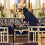 Magyar-Paulik Enikő meggyújtja a második gyertyát a csabacsűdi evangélikus templomban 2024. december 8-án.