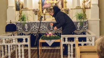 Magyar-Paulik Enikő meggyújtja a második gyertyát a csabacsűdi evangélikus templomban 2024. december 8-án.