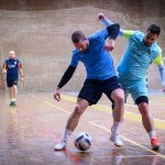 A Pro Gymnek kellett volna még négy gól az alapszakasz megnyeréséhez. A képen Takács János (Gólgyártók, balról) és Kajtár István (Pro Gym) a játék hevében. (Fotó: Babák Zoltán)