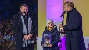 Závoda Ferenc képviselő megérkezik a betlehemi lánggal.