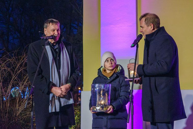 Závoda Ferenc képviselő megérkezik a betlehemi lánggal.