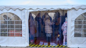 A Szarvasi Család– és Gyermekjóléti Központ udvarán felállított adományosztó sátorban fogadják az Emberöltő Alapítvány karácsonyi jótékonysági akciójára, a Mindenki karácsonyára érkezőket 2024. december 17-én.