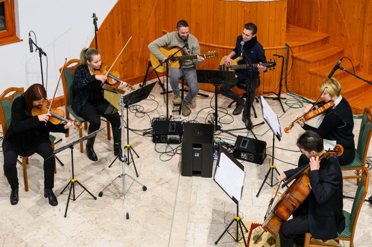 A 4Hands Bandk és az Alföld Quartet lépett fel advent harmadik vasárnapján a szarvasi református templomban.