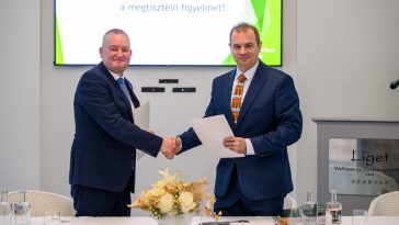 Trabach Tibor Cserkeszőlő és Hodálik Pál Szarvas polgármestere a dokumentum aláírása után 2024. december 19-én a Liget Hotel konferenciatermében.